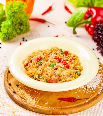 Beyaz ahşap kesme tahtası tabağına sebzeli pilav