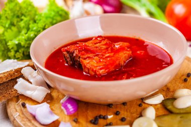 Sebze ve et pembe plaka ile pancar çorbası. Ukraynalı mutfağı