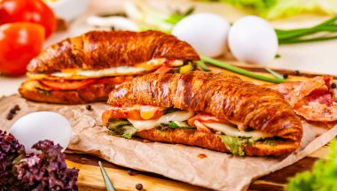 Pastırma, peynir ve ahşap tahta üzerinde sebze ile ay çöreği. Yakın çekim