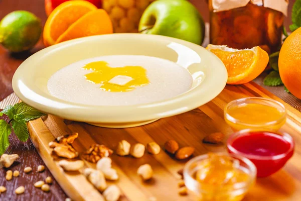 Gachas Sémola Con Frutos Secos Mermelada Frutas Sobre Tabla Madera —  Fotos de Stock