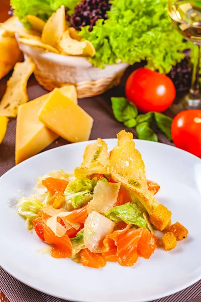 Caesar Salat Mit Lachs Auf Weißem Teller — Stockfoto