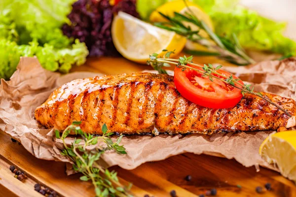 Salmone Alla Griglia Con Pomodoro Erbe Aromatiche Tavola Legno — Foto Stock