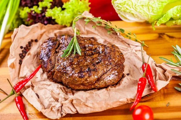 Carne Parrilla Con Especias Hierbas Sobre Tabla Madera — Foto de Stock