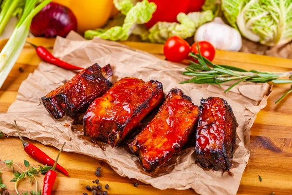 Costillas Cerdo Barbacoa Parrilla Con Especias Hierbas Tablero Madera — Foto de Stock