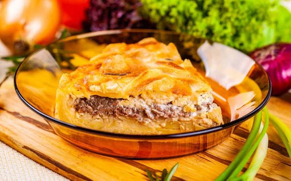 Vlees Pie Met Aardappel Glazen Kom — Stockfoto