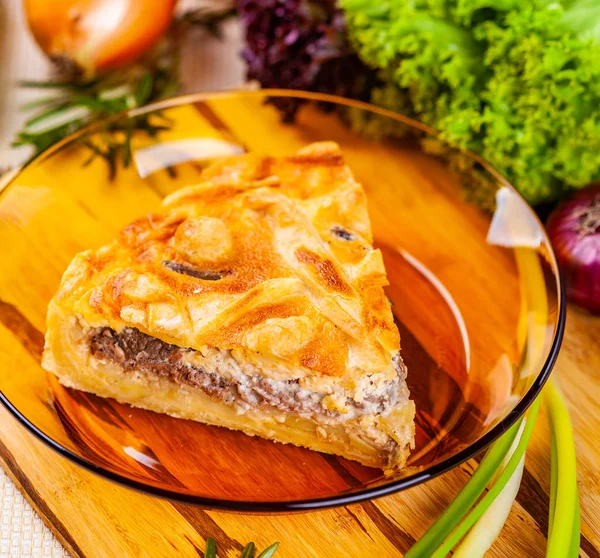 Vlees Pie Met Aardappel Glazen Kom — Stockfoto