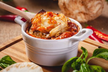 Peynir ve ahşap tahta üzerinde mantarlı kereviz kök graten. Yakın çekim