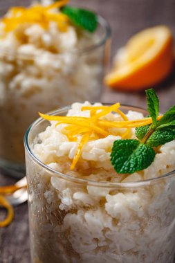 Ahşap rustik masa üzerinde bir cam sütlaç. Yakın çekim