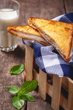 Peynirli ve jambonlu sandviç.