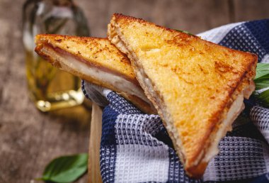 Peynirli ve jambonlu sandviç.