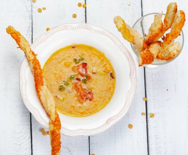 Bezelye çorbası pastırma ile ahşap arka plan üzerinde grisini ile devam eder. Üstten görünüm. Yakın çekim