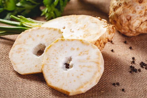 Kereviz yaprakları üzerinde çul arka plan ile. Yakın çekim