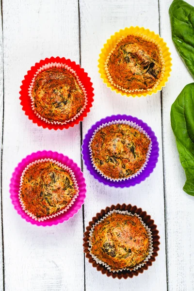 Muffins Met Basilicum Spinazie Houten Rustieke Tafel Close Bovenaanzicht — Stockfoto