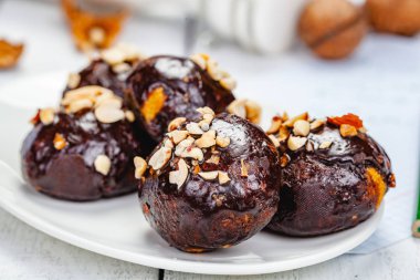 Çikolata sır ve ceviz beyaz tabakta tanımlama bilgisi toplar. Yakın çekim