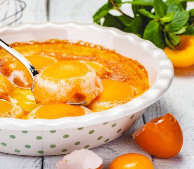 Şeftali Clafoutis seramik pasta tabak içinde. Yakın çekim