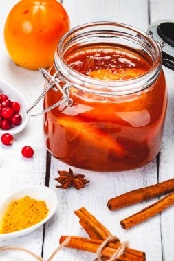 Trabzon hurması reçeli cam ahşap arka plan üzerinde. Yakın çekim