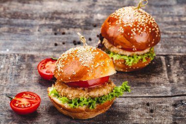 Ahşap arka plan üzerinde tavuk burger. Yakın çekim