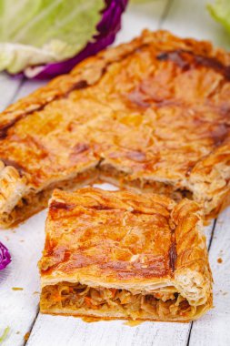 Ahşap rustik zemin üzerine ev yapımı lahana pasta. Yakın çekim