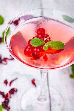 Martini cam ahşap arka plan üzerinde kırmızı kuş üzümü ile jöle. Yakın çekim