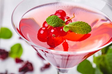 Martini cam ahşap arka plan üzerinde kırmızı kuş üzümü ile jöle. Yakın çekim