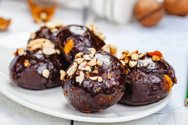 Çikolata sır ve ceviz beyaz tabakta tanımlama bilgisi toplar. Yakın çekim