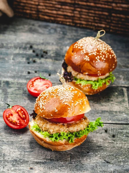 Hamburguesas Pollo Sobre Fondo Madera Cerca —  Fotos de Stock