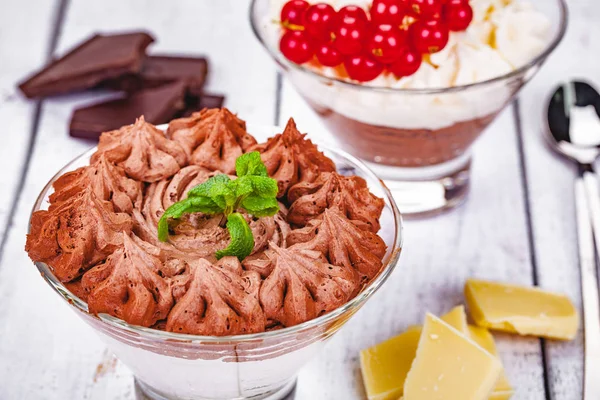 Mousse Cioccolato Fatta Casa Bicchieri Porzione Sfondo Legno Vicino — Foto Stock