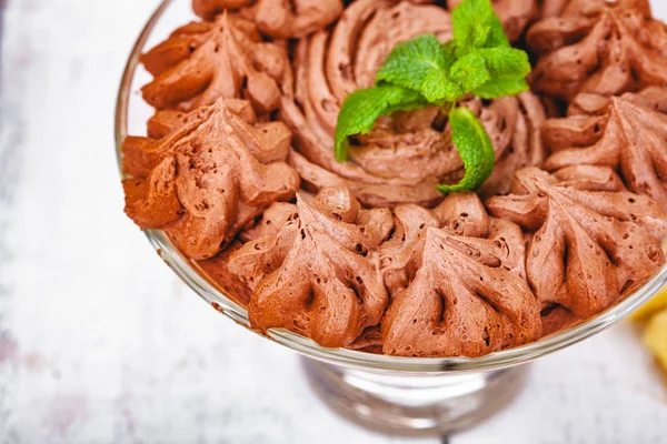 Mousse Cioccolato Fatta Casa Vetro Porzione Sfondo Legno Vicino — Foto Stock