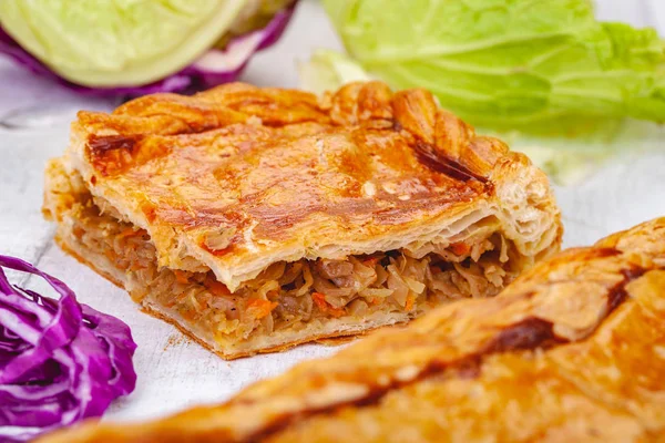 Ahşap rustik zemin üzerine ev yapımı lahana pasta. Yakın çekim