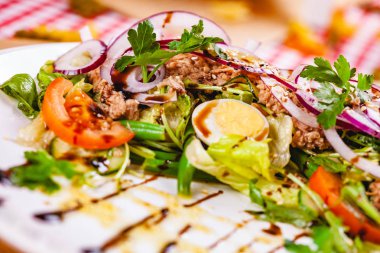 Et, yumurta, beyaz tabakta sebze salatası. Yakın çekim