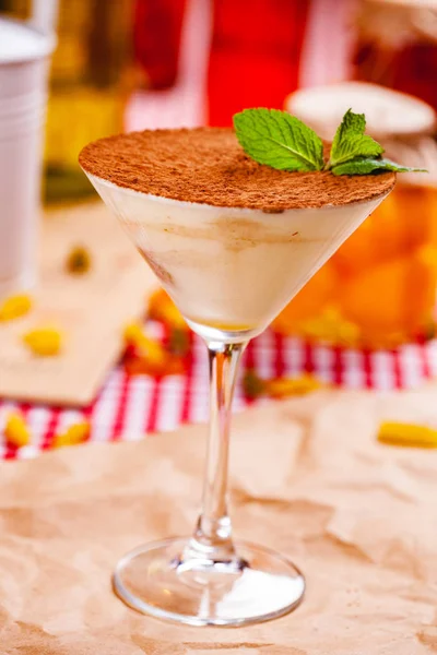 Dessert Tiramisu Gedeelte Glas Close — Stockfoto