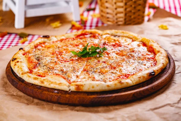 Włoska Pizza Margherita Pomidorami Serem Mozzarella Desce Krojenia Zamknij Się — Zdjęcie stockowe