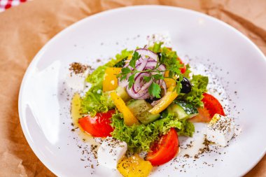 Yunan salatası sebze ve beyaz peynir beyaz tabakta. Yakın çekim