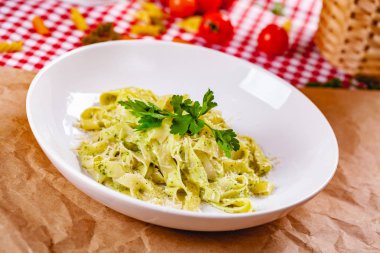İtalyan makarna tagliatelle mantarlı beyaz tabakta pesto sos ve parmesan peyniri. Yakın çekim