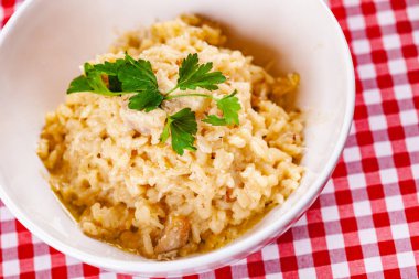 Beyaz tabakta mantarlı risotto. Yakın çekim