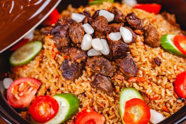 Geleneksel Özbek pilavlı Tagine. Kapat.