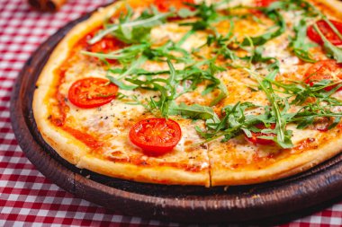 Tahta üzerinde taze roka bulunan pizza Margherita (Margarita). Kapat.