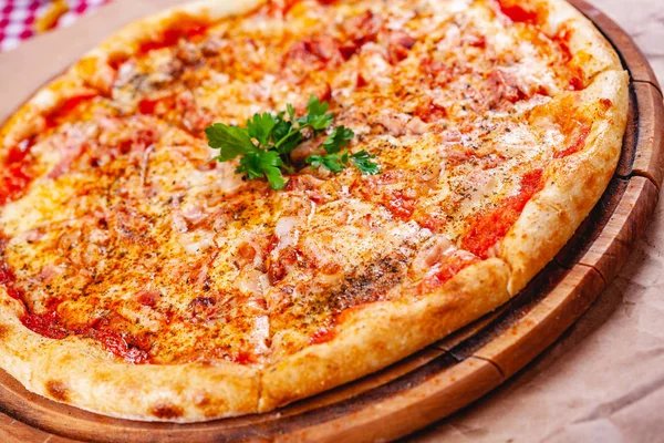 Olasz Pizza Szalonnával Paradicsommal Mozzarella Sajttal Fából Készült Vágódeszkán Közelről — Stock Fotó