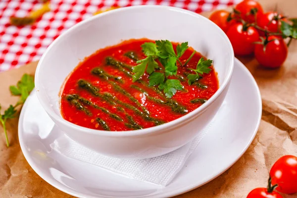 Tomaten Gazpacho Suppe Mit Pesto Sauce Weißer Schüssel Nahaufnahme — Stockfoto