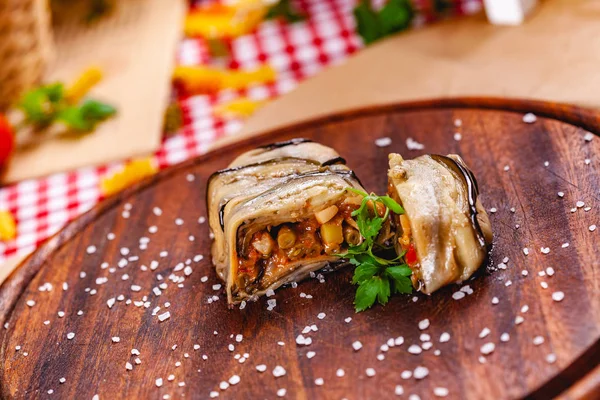 Aubergine Roll Gevuld Met Groenten Houten Snijplank Close — Stockfoto