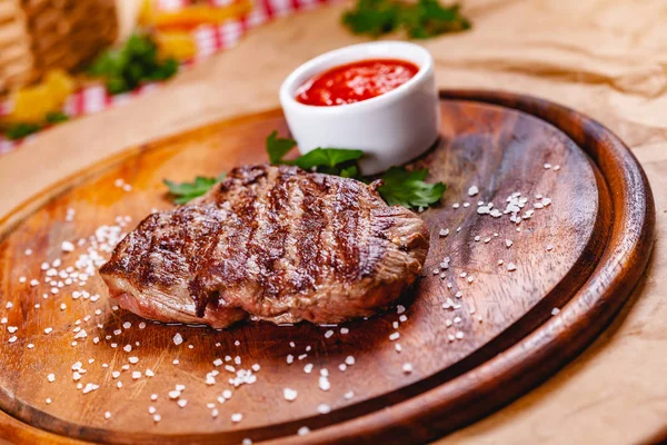 Bife Grelhado Com Molho Tomate Tábua Corte Madeira Fechar — Fotografia de Stock