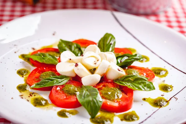 Traditional Italian Caprese Salad Sliced Tomatoes Mozzarella Cheese Basil Pesto — Stock Photo, Image