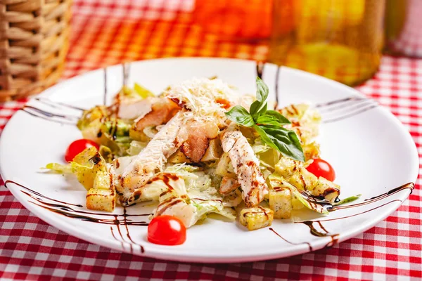 Caesar Salat Mit Huhn Und Speck Auf Weißem Teller Nahaufnahme — Stockfoto