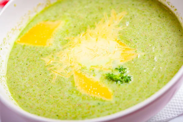 Broccoli Roomsoep Met Kaas Een Witte Kom Sluiten — Stockfoto