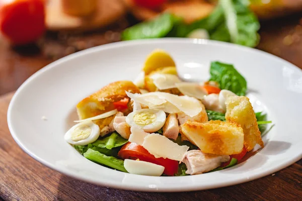 Caesar Salat Mit Hühnerbrust Eiern Croutons Parmesan Auf Weißem Teller — Stockfoto