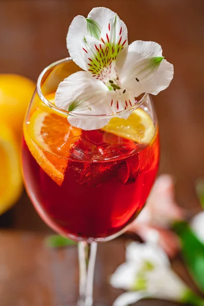 Aperol Spritz Cocktail Versierd Met Bloemen Sluiten — Stockfoto