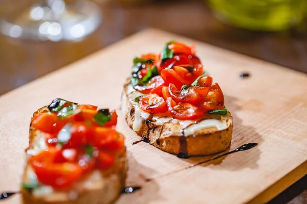 Traditional Italian Bruschetta Cherry Tomatoes Cheese Basil Balsamic Vinegar Wooden — Stock Photo, Image