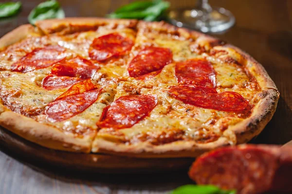 Итальянская Пицца Пепперони Сыром Моцарелла Салями Деревянной Доске Закрыть — стоковое фото