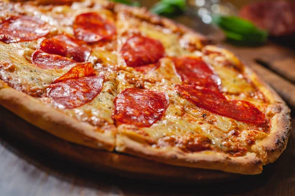 Итальянская Пицца Пепперони Сыром Моцарелла Салями Деревянной Доске Закрыть — стоковое фото