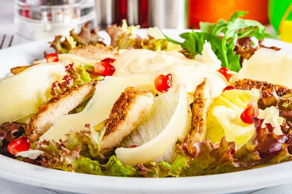 Salat Mit Huhn Gemüse Und Parmesan Auf Weißem Teller Nahaufnahme — Stockfoto